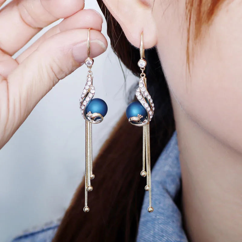 🔥 Aretes de pavo real — una joya exclusiva para mujeres con estilo. 💎 Elegancia, distinción y brillo en cada detalle. ✨ Diseño de lujo para quienes no aceptan lo común.