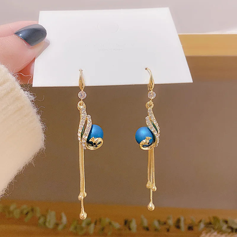 🔥 Aretes de pavo real — una joya exclusiva para mujeres con estilo. 💎 Elegancia, distinción y brillo en cada detalle. ✨ Diseño de lujo para quienes no aceptan lo común.
