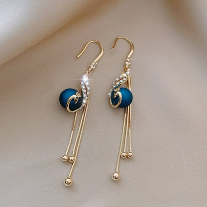 🔥 Aretes de pavo real — una joya exclusiva para mujeres con estilo. 💎 Elegancia, distinción y brillo en cada detalle. ✨ Diseño de lujo para quienes no aceptan lo común.